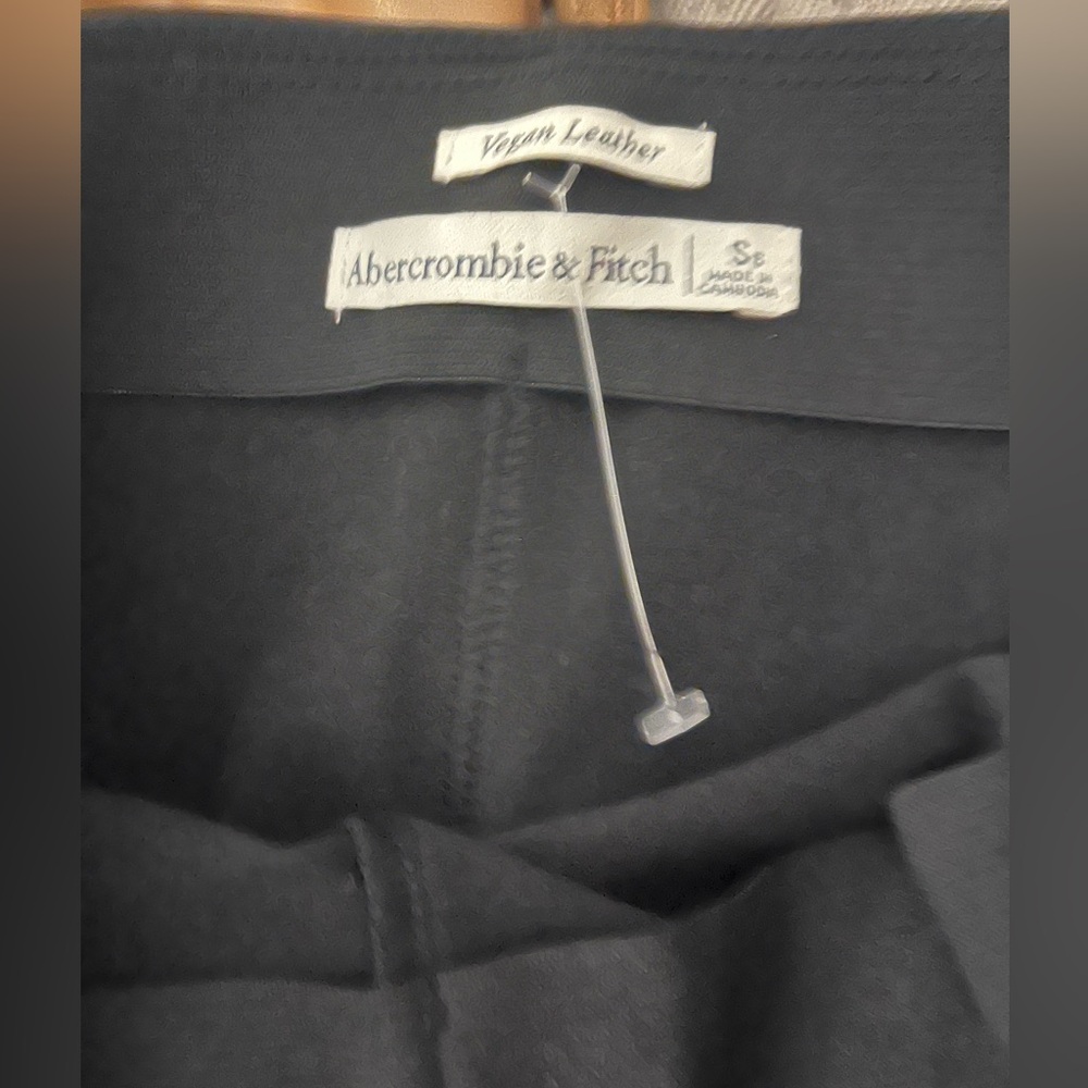 Abercrombie & Fitch Classic Vegan Leather Legging Black Sz S Short EUC - Picture 6 of 11
